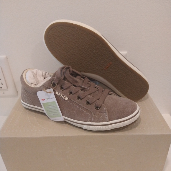 Taos Retro Star Sneakers (new in box) - Picture 3 of 8